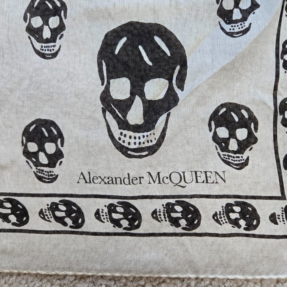 NWT 100% Silk Alexander McQueen Skull Scarf Black White - Picture 2 of 8